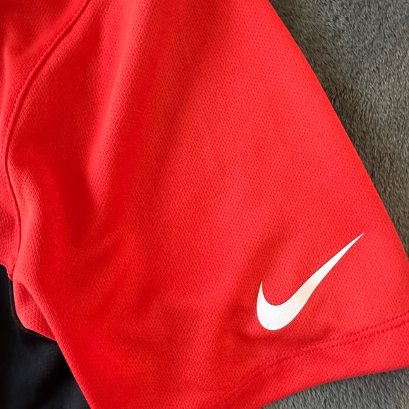 NIKE GOLF POLO STYLE SHORT SLEEVE (DRI-FIT) shirt! Like new quality! - Picture 3 of 12